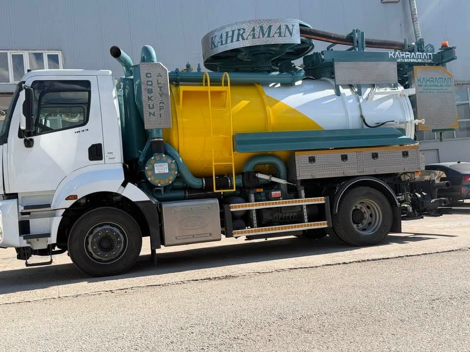Acil çağrı üzerine hızlı müdahale eden vidanjör ekibi